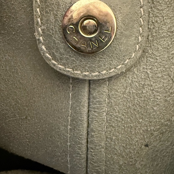 CHANEL Nubuck Camelia Gray Vintage Shoulder Bag with Elegant Chains - Picture 14 of 17